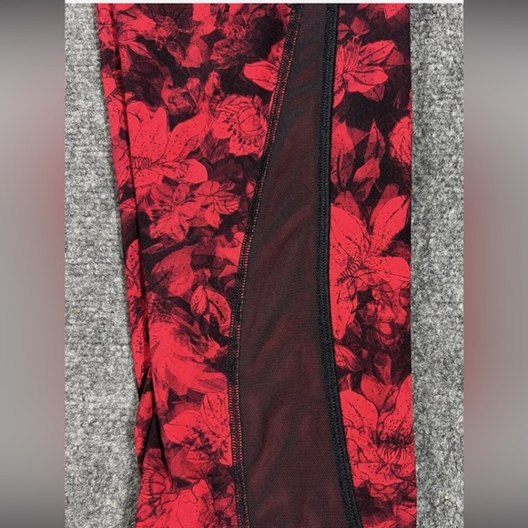 Lululemon Train Times Crop *21"
CarmineTrue Red Black / Black - Picture 6 of 8